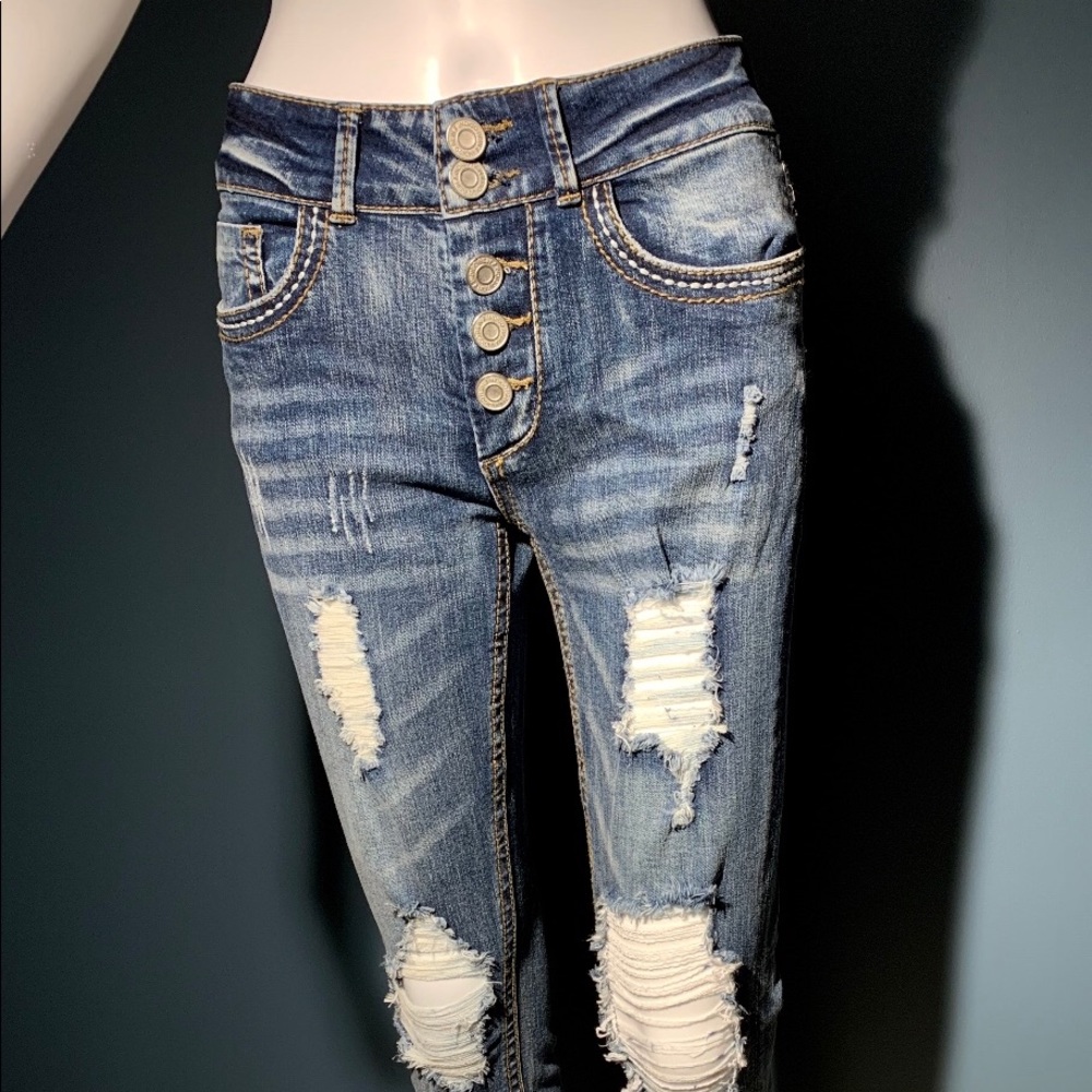 Distress on blue jeans 👖